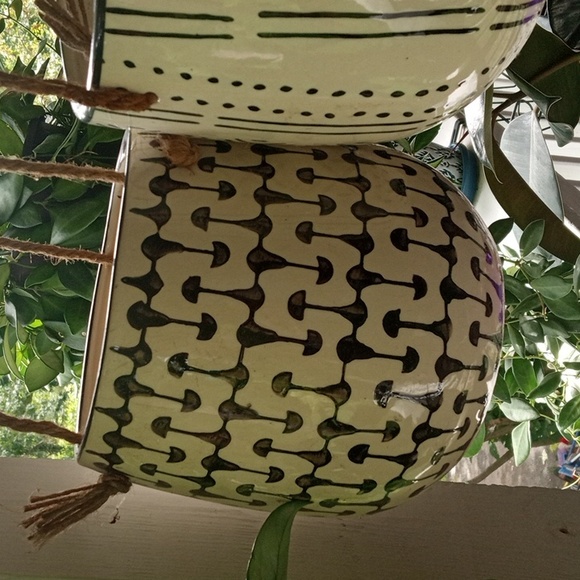 2 medium sized ceramic hanging flower pots beautiful design - Picture 3 of 3